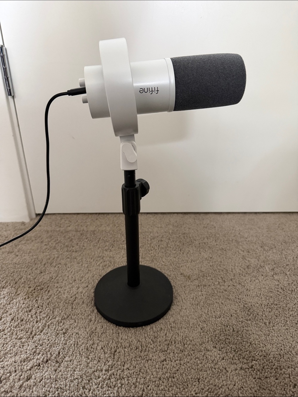 Fifine K688 White USB Desktop Microphone with Gray Foam - Compact Podcasting Mic